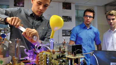 Fascinated by experiments – Pupils conduct research in a team and develop technologies. -